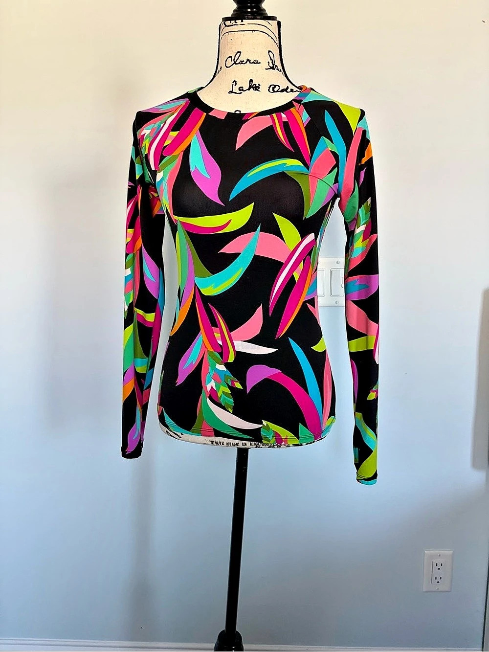 Trina Turk Abstract Long Sleeve Coverup, Top, Rash Guard in Black & Pink Size Sm